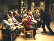 Der neue Kantor Daniel (Michael Nyquist) begeistert mit seinen gruppendynamischen Proben, bei denen er ganzen K&ouml;rpereinsatz fordert, die S&auml;nger des Kirchenchors.