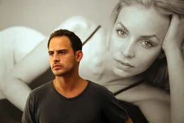 Rainer (Moritz Bleibtreu) vor dem Foto seiner Freundin Anna (Simone Hanselmann).