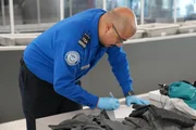 TSA-Beamter Luis durchsucht Gep&auml;ckst&uuml;cke bei der Sicherheitskontrolle am Flughafen LAX.