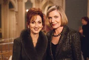 Kitty (Susan Sullivan, r.) und Teensy (Robin Strasser, l.) sind uralte Erzrivalinnen ...