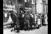 Die Hyperinflation 1923 f&uuml;hrte zu Lebensmittelknappheit und Schlangen vor den Gesch&auml;ften.