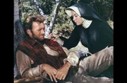 Ausgel&ouml;st durch ein Missverst&auml;ndnis mit mexikanischen Indigenen wird Hogan (Clint Eastwood) von einem Bogenschuss in die Brust getroffen. F&uuml;rsorglich k&uuml;mmert sich die Nonne Sara (Shirley MacLaine) um den Verwundeten.