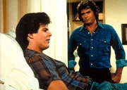 Wiederholt spricht Jonathan (Michael Landon, r.) dem ungl&uuml;cklichen Deke (Ken Olandt, l.) Mut zu.