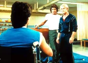 In der Klinik kann Jonathan (MichaeI Landon, M.) Deke (Ken Olandt, l.) zu einer neuen sportlichen Karriere am Seitpferd &uuml;berreden.