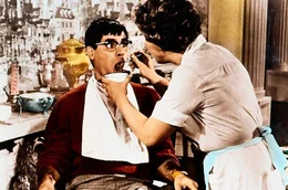 Jerry Lewis geraet als Hausdiener in einem Maedchen-Pensionat in manch verzwickte Lage.