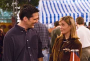 Greg (Thomas Gibson, l.) ist mit seiner Verlobten Barbara (Eliza Coyle) unterwegs. Titel: Dharma & Greg