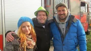 v.l. Stephanie, Stefan und Experte S&uuml;kr&uuml; Pehlivan vor dem Party-Truck.