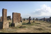 Noratus, Friedhof der Kreuzsteine. Hunderte von Chatschkaren aus dem 13. bis 17. Jahrhundert lassen sich hier finden.