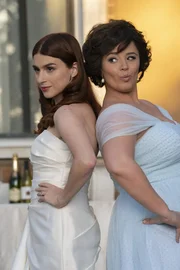 Gretchen (Aya Cash, l.); Lindsay (Kether Donohue, r.) Gretchen (Aya Cash, l.); Lindsay (Kether Donohue, r.)