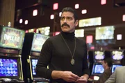 Hat einen genialen Plan und eine perfekte Verkleidung, um nicht nur einen, sondern gleich zwei fiese Kerle schachmatt zu setzen: Danny Ocean (George Clooney) ...