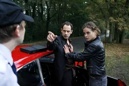 Bei einer F&uuml;hrung durch die Zentrale f&uuml;r Quotenermittlung entwenden Rainer (Moritz Bleibtreu, M.) und Pegah (Elsa Sophie Gambard) ein Messger&auml;t. Auf der Flucht &uuml;berreden sie den Mitarbeiter Phillip (Milan Peschel) mit ihnen zu kommen.