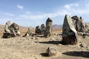 Das bronzezeitliche Gr&auml;berfeld Zorakarer mit &uuml;ber 200 aufrecht stehenden Felsbrocken wurde schon vor rund 4.000 Jahren errichtet.