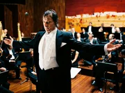 Stardirigent Daniel Dareus (Michael Nyqvist) ist mit seinem Leben im Rampenlicht unzufrieden.