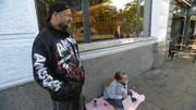 Jessica (40) und Olaf (55) haben ganz andere Sorgen: Sie müssen diesen Monat mit gerade einmal 25 Euro auskommen. Schuld sind Unstimmigkeiten bei der Überweisung der Wohnungsmiete. Um über die Runden zu kommen, versuchen sie sich im Schnorren mitten auf dem Kiez. Jessica (40) und Olaf (55) haben ganz andere Sorgen: Sie müssen diesen Monat mit gerade einmal 25 Euro auskommen. Schuld sind Unstimmigkeiten bei der Überweisung der Wohnungsmiete. Um über die Runden zu kommen, versuchen sie sich im Schnorren mitten auf dem Kiez.