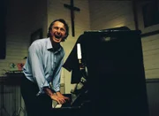 Als neuer Kantor in seinem kleinen Heimatdorf findet der geschw&auml;chte Star-Dirigent Daniel (Michael Nyquist) eine neue Aufgabe - mit gruppendynamischen Proben, bei denen er ganzen K&ouml;rpereinsatz fordert.