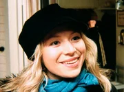 Die blonde Lena (Frida Hallgren) bl&uuml;ht auf, seit dem der neue Chorleiter die Gesangsstunden leitet.