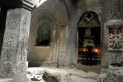 Kloster Geghard. Viele Gebetsr&auml;ume und Kapellen des UNESCO-Weltkulturerbes sind in den Felsen hineingehauen.