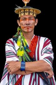 Entschlossen nutzt Benki Piyako alle ihm zur Verf&uuml;gung stehenden Mittel, um Umweltsch&auml;den anzuprangern und die Natur zu sch&uuml;tzen &ndash; oft auch unter Einsatz seines eigenen Lebens.