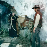 Der amerikanische S&ouml;ldner Hogan (Clint Eastwood, r.) lernt die als Nonne verkleidete Prostituierte Sara (Shirley MacLaine, l.) kennen. Zwischen ihnen entsteht schnell mehr als nur Freundschaft ...