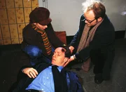 Dr. Stein (Atto Suttarp, re.) und Krankenschwester Inge (Cindy Gneist) finden den verletzten Gitting (Karl-Heinz von Liebezeit).