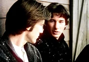 Bill (Richard Gere, re. erz&auml;hlt dem Farmer (Sam Shepard, li.) von seinem bisherigen Leben.