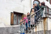 Ding Dong - Alpentour, Winterstaffel Folge 4. Viola Tami (r.) und Jan Fitze zu Besuch bei Familie Krohn in Santa Maria im Val Müstair. Ding Dong - Alpentour, Winterstaffel Folge 4. Viola Tami (r.) und Jan Fitze zu Besuch bei Familie Krohn in Santa Maria im Val Müstair.