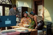 Unsere kleine Botschaft &ndash; Staffel 1, Folge 5. Jonas Gygax als Adi, Matthias Schoch als Konsti, Sandra Zellweger als Marisol.