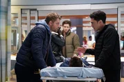 Chicago Med. Staffel 10, Folge 18. Luke Mitchell als Dr. Mitch Ripley, Darren Barnet als Dr. John Frost.