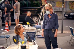 Arbeitsfoto: Regisseurin Isabel Kleefeld am Set mit Cosima Henman.