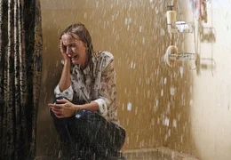 Eva (Katja Flint) ist alles zuviel, sie ist am Rande des Nervenzusammenbruchs.
