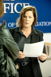 Lewis behauptet, die Spuren eigenh&auml;ndig gesichert zu haben. Die sollen beweisen, dass sie vor wenigen Stunden selbst von einem Unbekannten vergewaltigt worden ist.