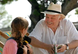 Willi (Charles Brauer) besch&auml;ftigt sich mit seiner Enkeltochter Johanna (Alexandra Wallis).