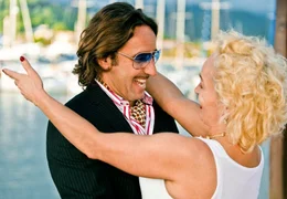 Dillmann (Dieter Landuris) und Lilo (Angelika Bartsch) freuen sich dar&uuml;ber, auf Mallorca gute Gesch&auml;fte zu machen.