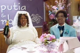 ARD NORBIT - EIN LOSER TRUMPFT AUF! (norbit), USA 2007, Regie Brian Robbins, am Dienstag (11.02.14) um 01:15 Uhr im Ersten. Bereits w&auml;hrend der Hochzeit ahnt Norbit (Eddie Murphy, re.), dass die Ehe mit Rasputia (Eddie Murphy, li.) ein Fehler ist.