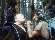 Rambo (Sylvester Stallone, r.) ist es gelungen, unerkannt in die Stadt zur&uuml;ckzukommen. Dort liefert er sich mit seinem Peiniger, Sheriff Teasle (Brian Dennehy), ein Guerilla-Duell.