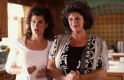 Maria (Lainie Kazan, re.) w&uuml;nscht sich, dass ihre Tochter Toula (Nia Vardalos) bald heiratet.