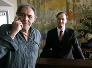 Arthur (Christian Kohlund) l&auml;sst sich vom Rezeptionist (Arnfried Lerche) mit Hannah verbinden.