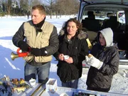 Trödelprofi Otto mit Karin und Alex auf dem winterlichen Flohmarkt. Trödelprofi Otto mit Karin und Alex auf dem winterlichen Flohmarkt.