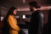 Lorenzo (Giacomo Giorgio) konfrontiert Paola (Raffaella Rea), die Ehefrau von Tano, mit etwas, das er auf dem Boot gefunden hat und was offenbar Tano geh&ouml;rt.