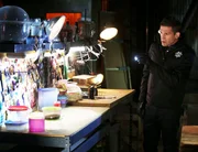In der Lagerhalle des Insekten,- und Reptilien-Sammlers Kieran Clark findet Greg (Eric Szmanda) einen "Schrein", der einem Mädchen gewidmet ist, das der entführten Cara zum Verwechseln ähnlich sieht. In der Lagerhalle des Insekten,- und Reptilien-Sammlers Kieran Clark findet Greg (Eric Szmanda) einen "Schrein", der einem Mädchen gewidmet ist, das der entführten Cara zum Verwechseln ähnlich sieht.