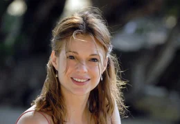 Clara (Suzan Anbeh) gegen&uuml;ber betreibt mit ihrem Vater ein Ferienresort in Thailand.