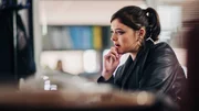 L&eacute;a (Ad&egrave;le Wismes) recherchiert etwas am Computer. Hat das etwas mit den Geschehnissen auf dem untergegangenen Segelschiff zu tun?