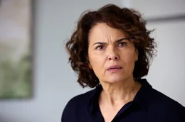Julia (Barbara Auer) muss erkennen, dass die von ihr heraufbeschworene Situation v&ouml;llig au&szlig;er Kontrolle geraten ist.