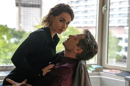 Claire (Cosima Henman) verf&uuml;hrt Patrick (Fritz Karl) in seinem B&uuml;ro in der Uni. Legt sie es wom&ouml;glich darauf an, erwischt zu werden?