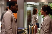 Dr. Allison Cameron (Jennifer Morrison, r.) f&uuml;hlt sich von House mal wieder &uuml;bergangen und sucht ein Gespr&auml;ch mit ihrem Kollegen Dr. Eric Foreman (Omar Epps, l.).