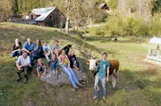 Generationen- und Familienprojekt "W&auml;lder GbR", drei Familien halten in der Hofgemeinschaft zusammen.