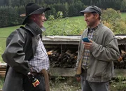 Viel Arbeit in der Säge und Niki Schuster (Nikolaus König, re.) trifft draußen zufällig auf Toni (Roland Frey, li.). Viel Arbeit in der Säge und Niki Schuster (Nikolaus König, re.) trifft draußen zufällig auf Toni (Roland Frey, li.).