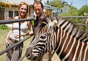 Ranger Alex (Markus Kn&uuml;fken) zeigt Eva (Katja Flint) die Tiere, um die er sich k&uuml;mmert.