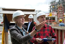 Die f&auml;hige Bauingenieurin Sophie (Lisa Wagner, links) beaufsichtigt eine Gro&szlig;baustelle.