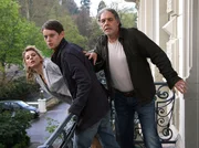 Arthur (Christian Kohlund, re.), Luisa (Luise B&auml;hr) und ihr Freund Jerome (Patrick G&uuml;ldenberg) suchen nach Luisas Mutter Hannah.